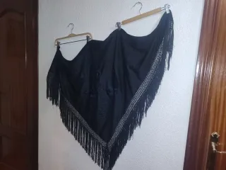 Urge venta Mantón negro con flor bordada y flecos