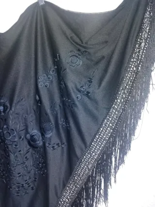 Urge venta Mantón negro con flor bordada y flecos