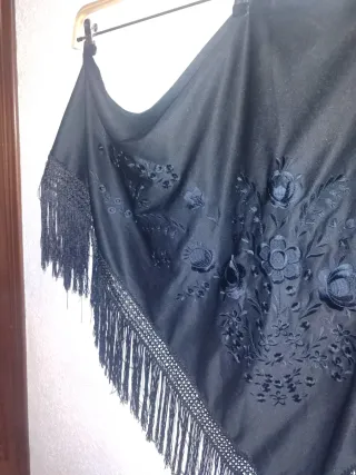 Urge venta Mantón negro con flor bordada y flecos