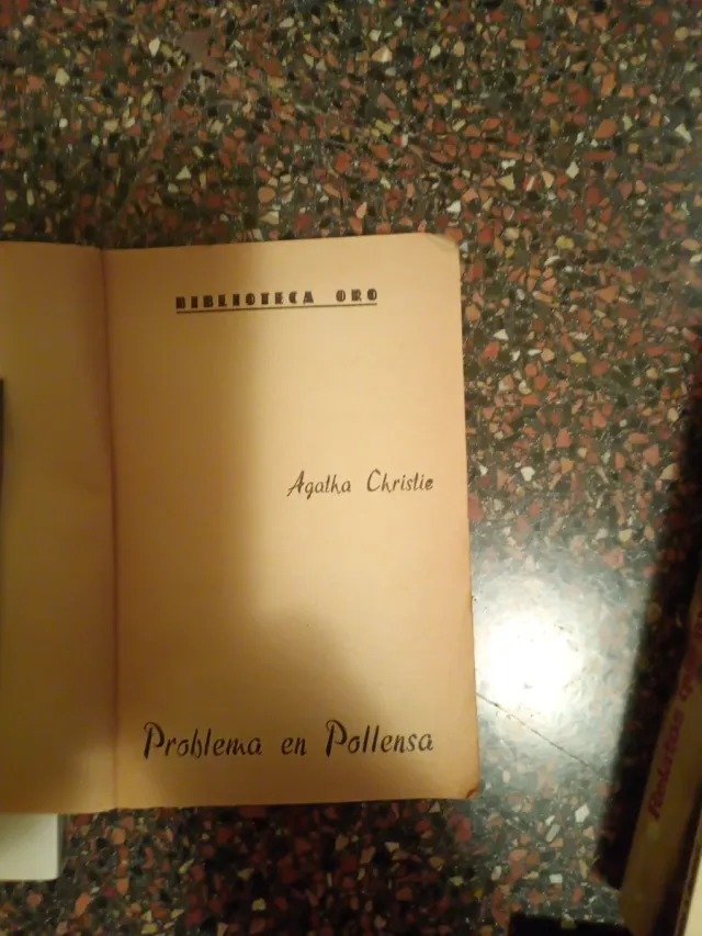 -Poirot infringe la ley -Problema en Polinesia