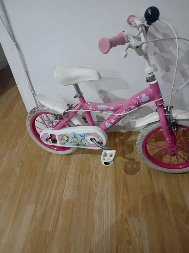 Bicicleta infantil rosa com design de princesas