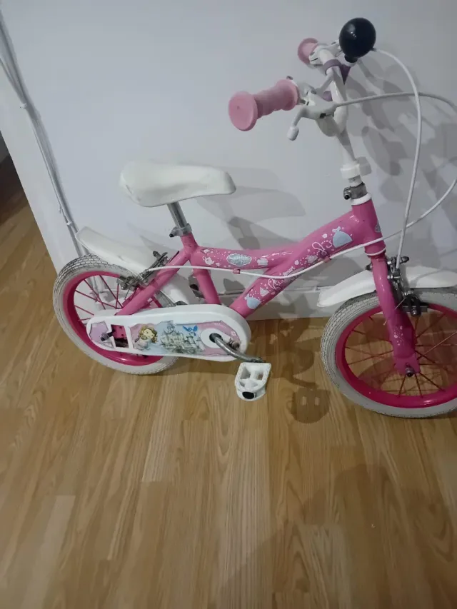 Bicicleta infantil rosa com design de princesas
