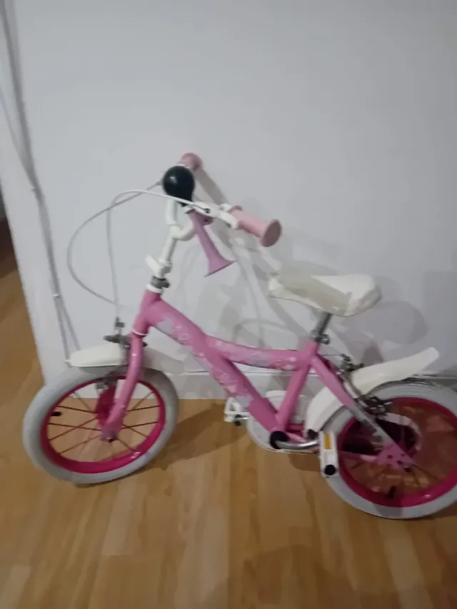 Bicicleta infantil rosa com design de princesas
