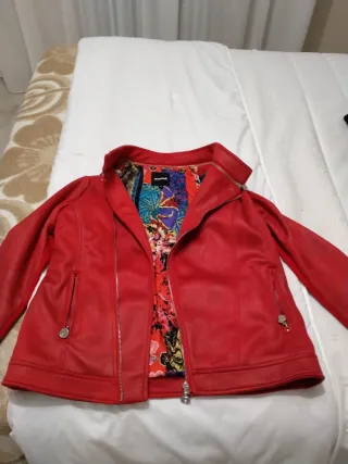 Cazadora cuero roja forro estampado