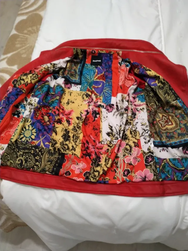 Cazadora cuero roja forro estampado