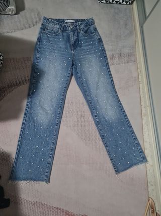Pantalón vaquero Zara perlas