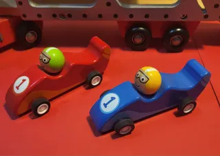 Camión de madera con coches de carreras