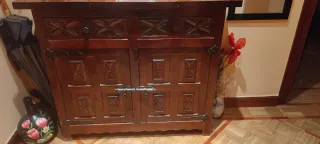 Taquillón de madera tallada