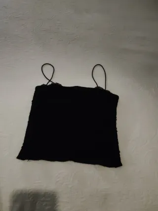 Top Bershka negro tirantes encaje