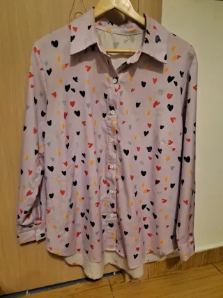Camisa lila con estampado de corazones