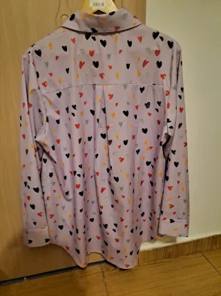 Camisa lila con estampado de corazones