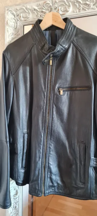 Cazadora de piel negra