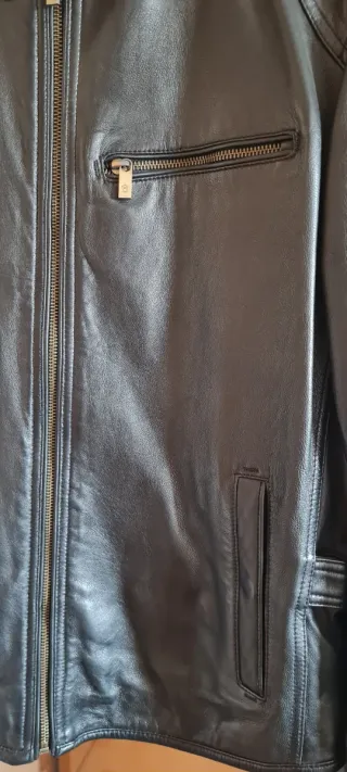 Cazadora de piel negra