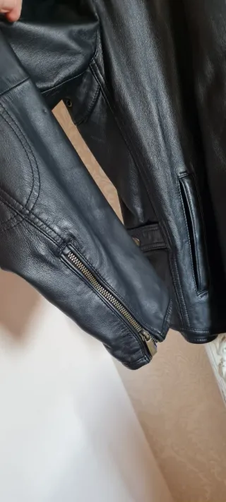 Cazadora de piel negra