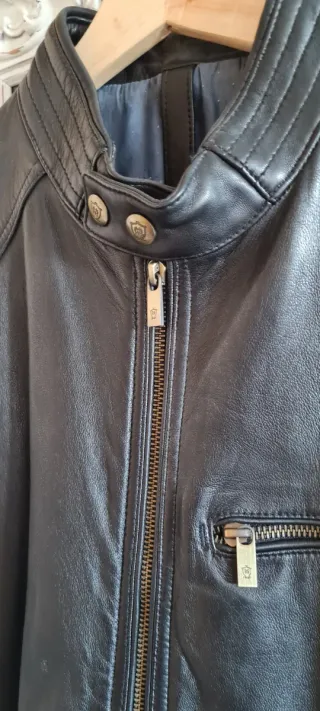 Cazadora de piel negra