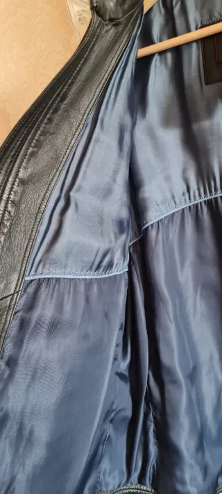 Cazadora de piel negra