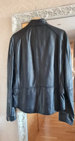 Cazadora de piel negra