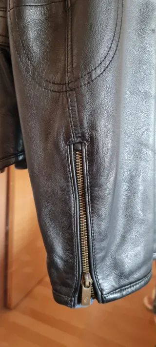 Cazadora de piel negra