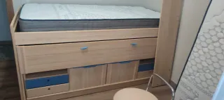Mueble de madera con cajones y compartimentos