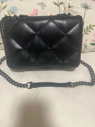 Bolso negro acolchado con cadena