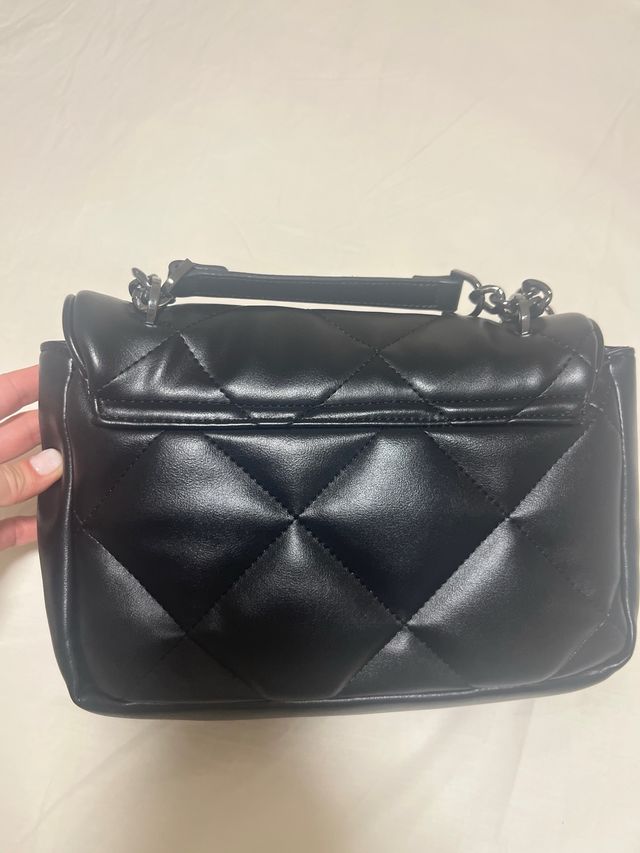 Bolso negro acolchado con cadena
