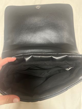 Bolso negro acolchado con cadena