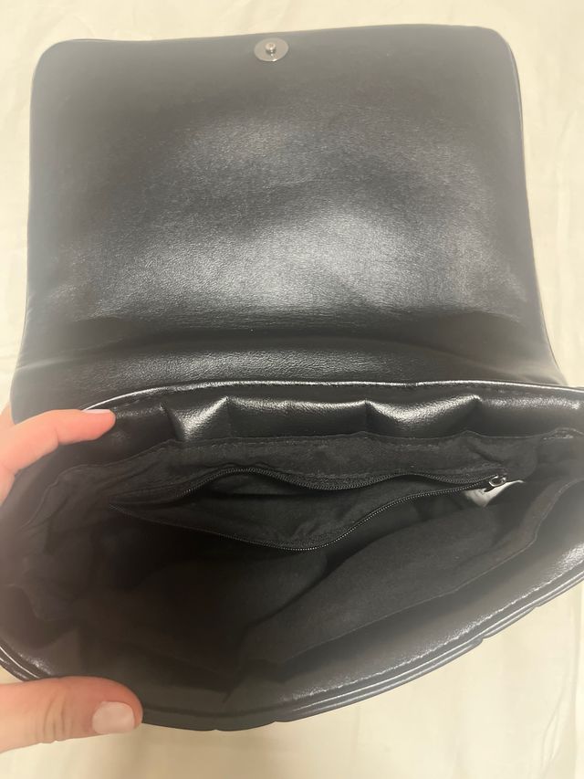 Bolso negro acolchado con cadena