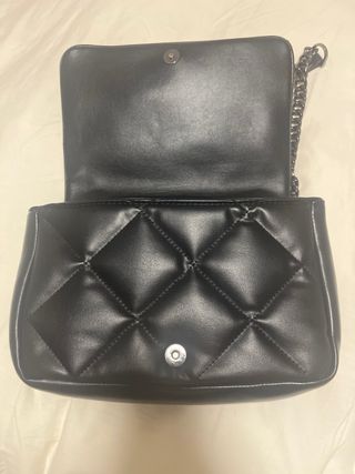 Bolso negro acolchado con cadena