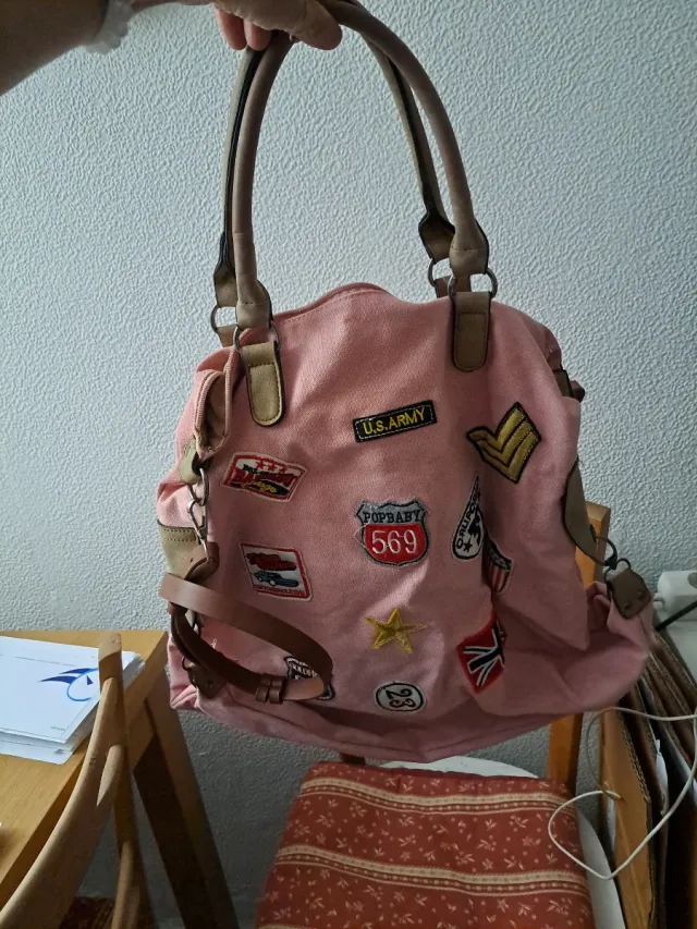 Bolso rosa con parches