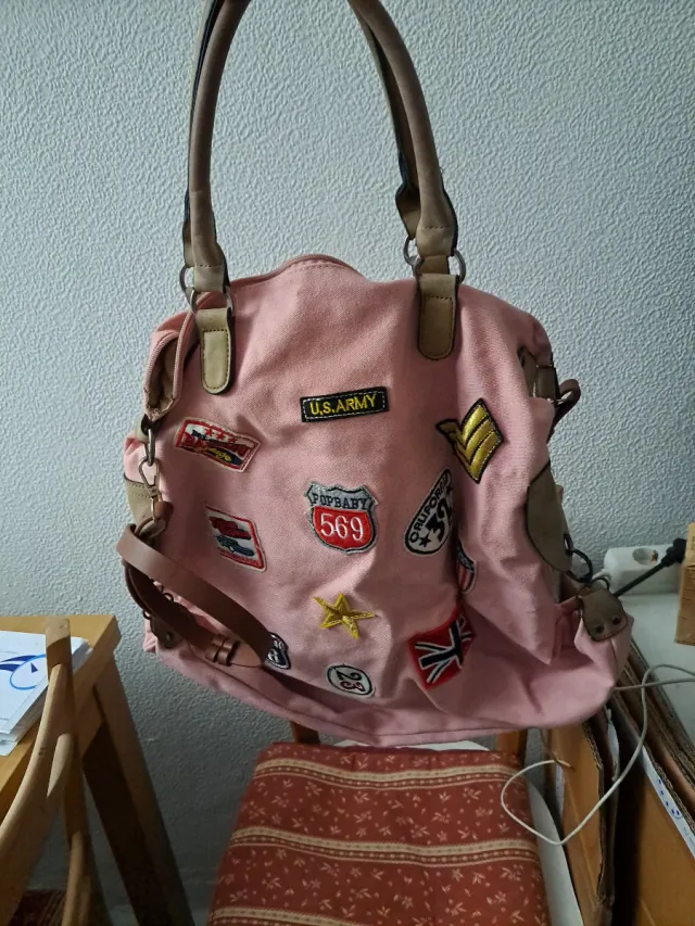 Bolso rosa con parches