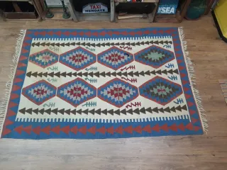 Alfombra étnica decorativa beige y azul.