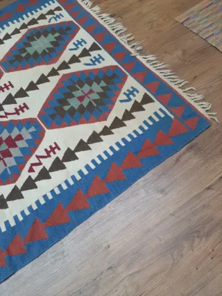 Alfombra étnica decorativa beige y azul.