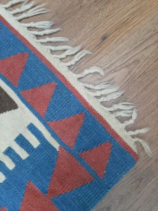 Alfombra étnica decorativa beige y azul.