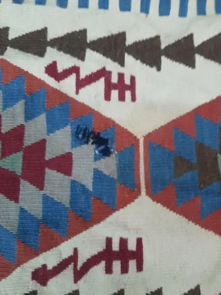 Alfombra étnica decorativa beige y azul.