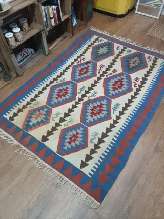 Alfombra étnica decorativa beige y azul.