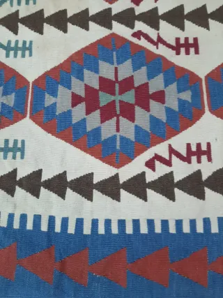 Alfombra étnica decorativa beige y azul.