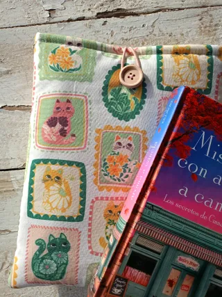 Funda literaria gatos