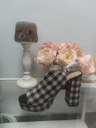 Sandalias de tacón a cuadros azul y beige