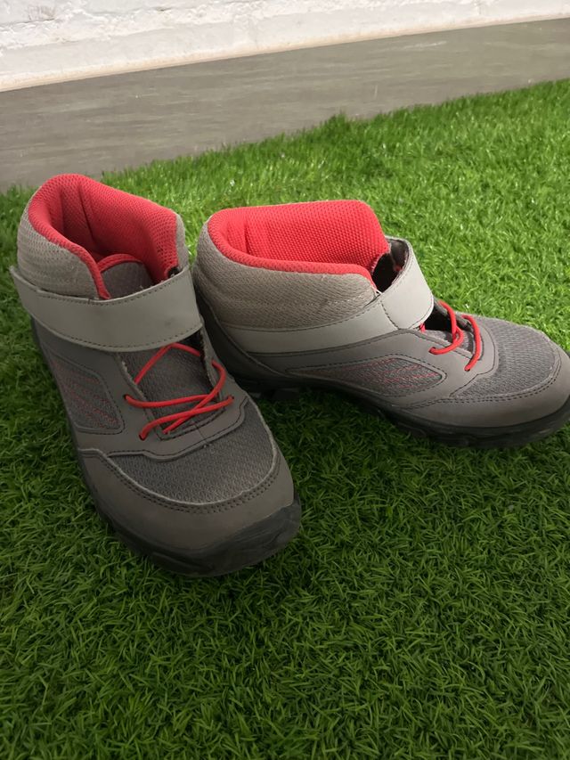 Botas Quechua grises y rojas talla 33