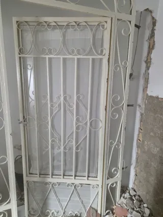 Cancela  con puerta de hierro