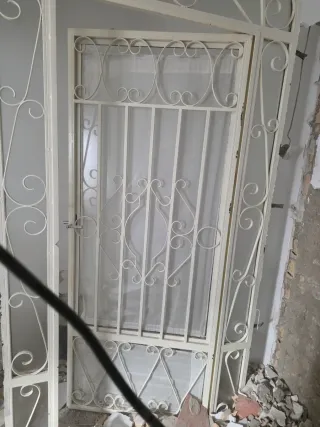 Cancela  con puerta de hierro