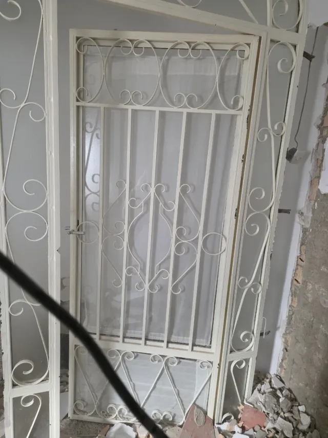 Cancela  con puerta de hierro