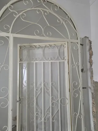 Cancela  con puerta de hierro