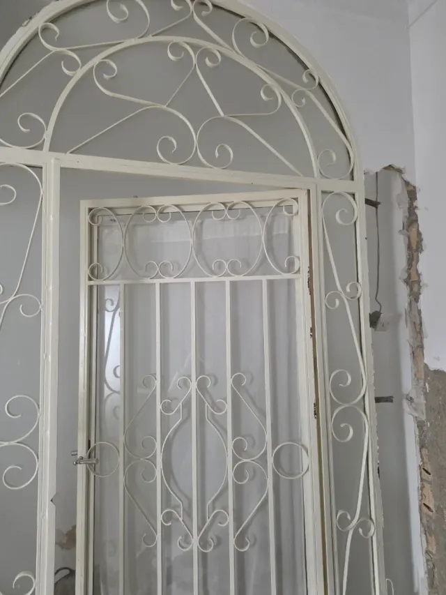 Cancela  con puerta de hierro