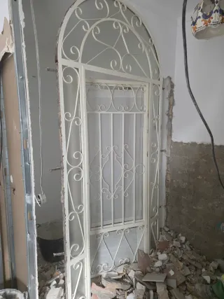 Cancela  con puerta de hierro