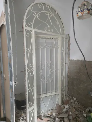 Cancela  con puerta de hierro