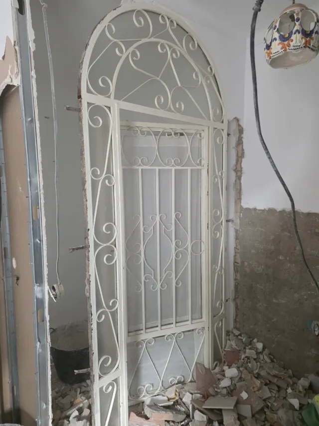 Cancela  con puerta de hierro