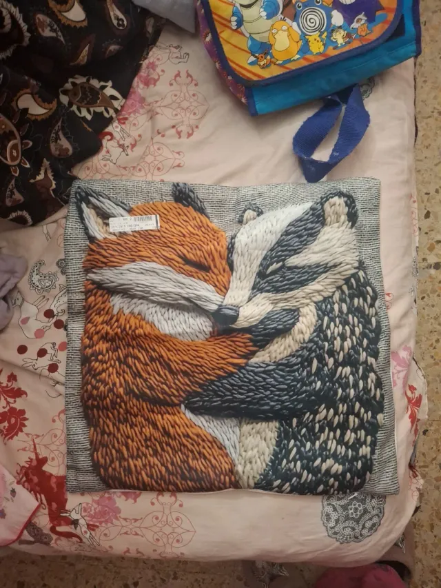 Cojín Zorro y Tejón Abrazados