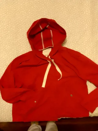 Cazadora fina roja con capucha