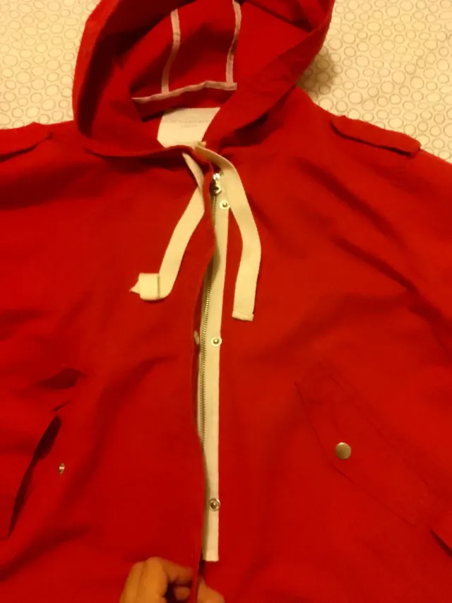 Cazadora fina roja con capucha